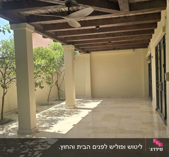 ניקוי ופוליש לריצוף אבן טבעית במרפסת חוץ מקורה
